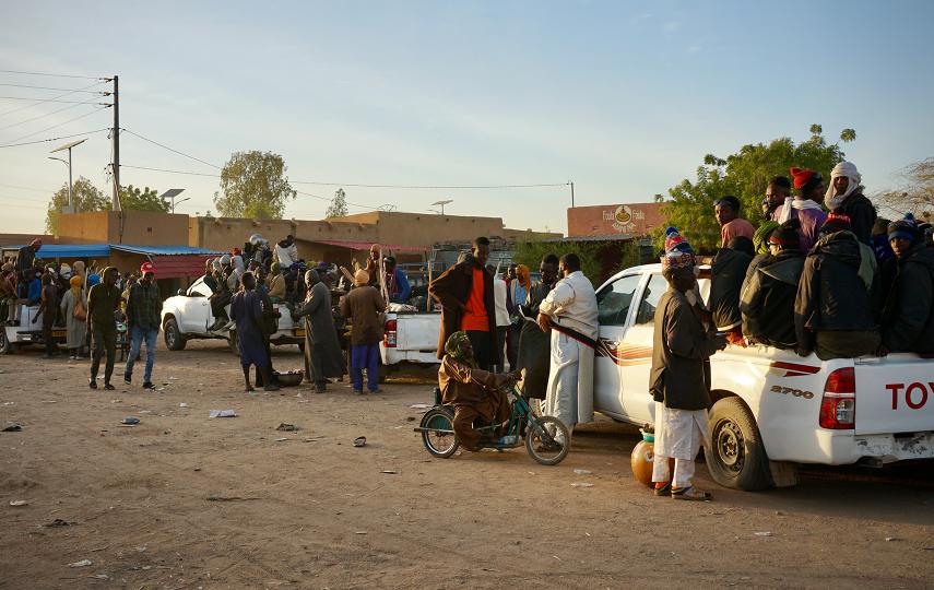 A row of cars filled with people at the Agadez bus station.